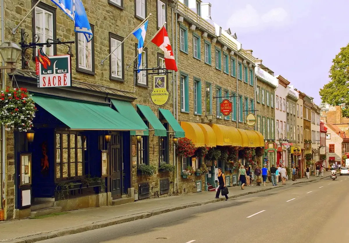 Carnet de voyage québécois : récit d’exploration artistique.