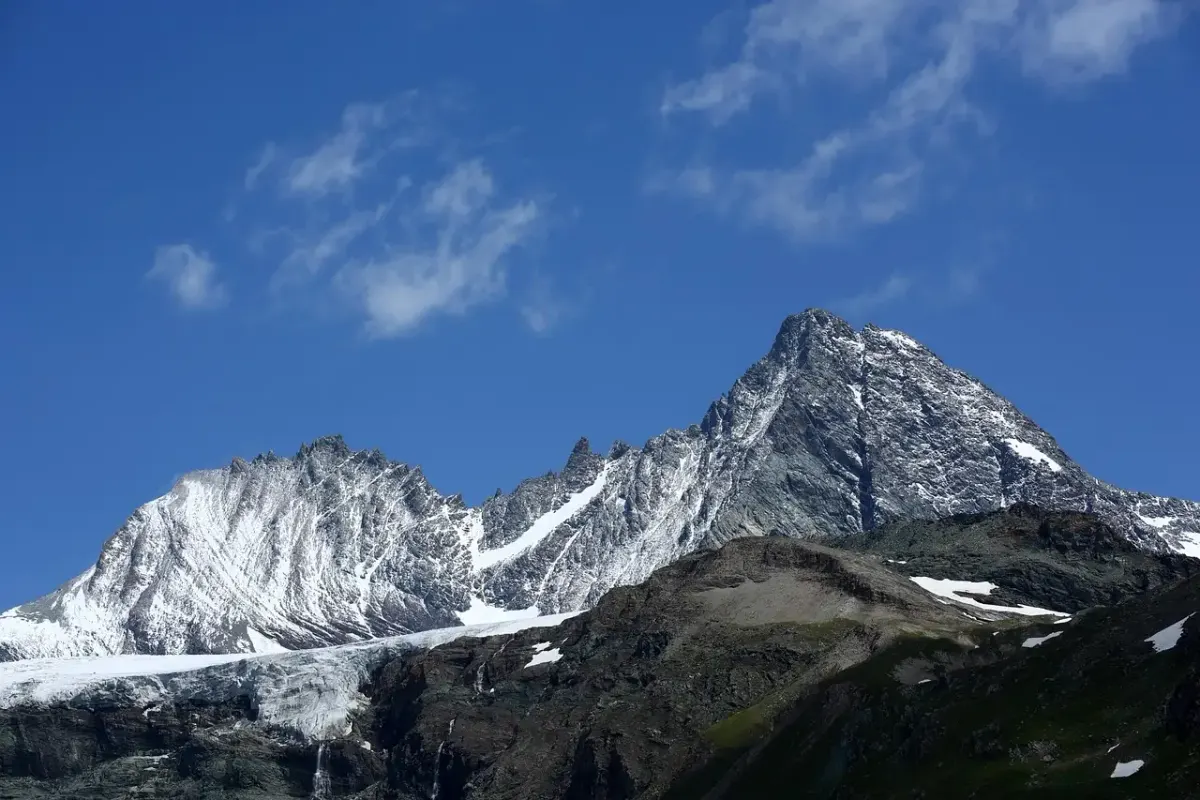 Le récit de voyage par monts et par mots